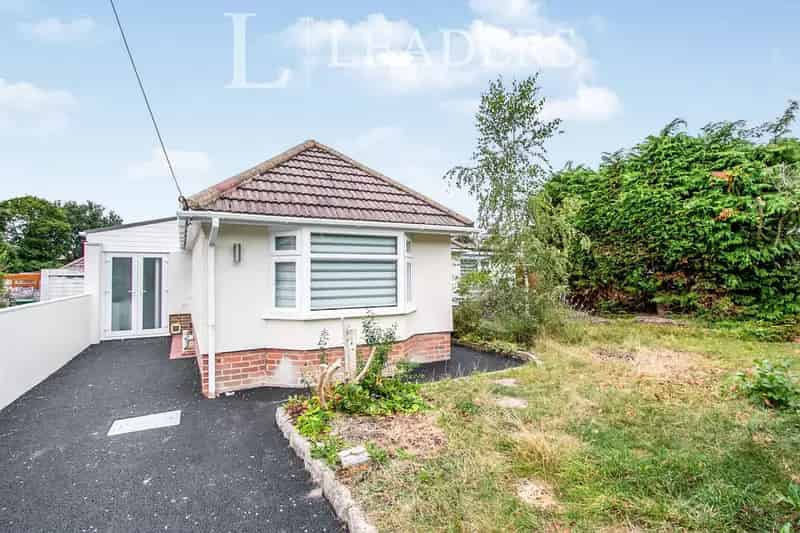 4 Bedroom Chalet Bungalow in Poole Near Schools and Transport