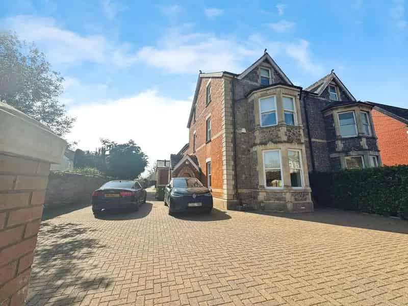 5 Bedroom Semi-Detached House for Sale