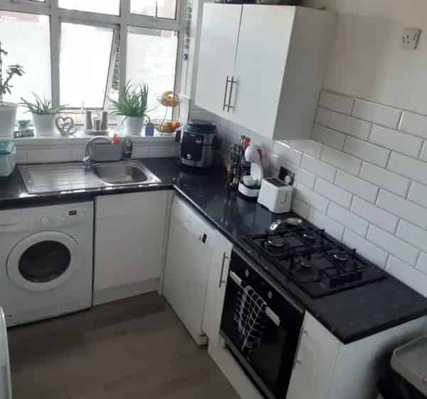 2 Bedroom Flat near Elephant & Castle with Balcony and Parking