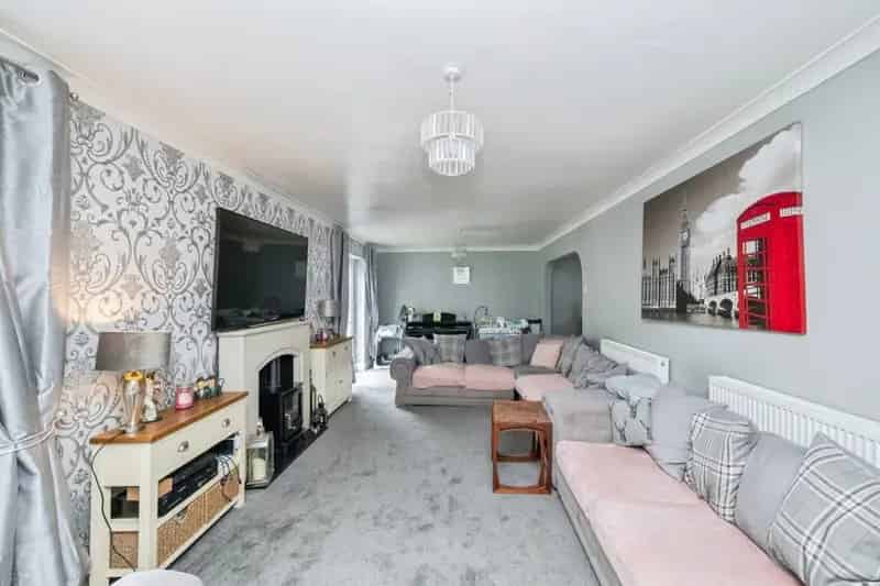 Five Bedroom Semi-Detached House in Ormesby
