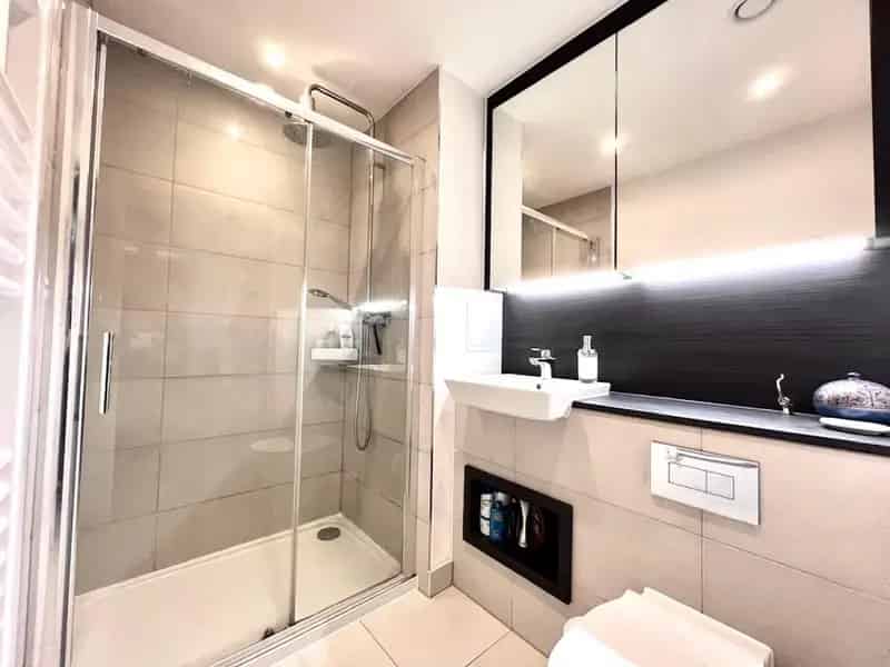 2 Bedroom Flat for Sale in Hayes Village