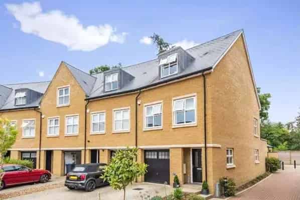 Luxury 3-Bedroom Townhouse near Windsor Great Park