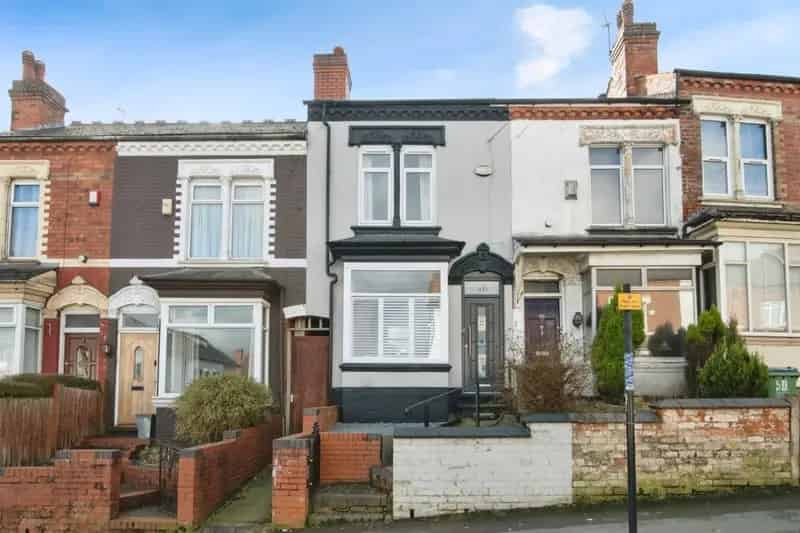 Smethwick House For Sale Near Transport Links and Amenities