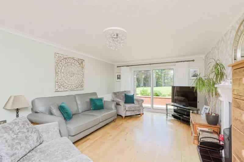 3 Bedroom Extended Cottage Style Home Family Garden Driveway Excellent Schools