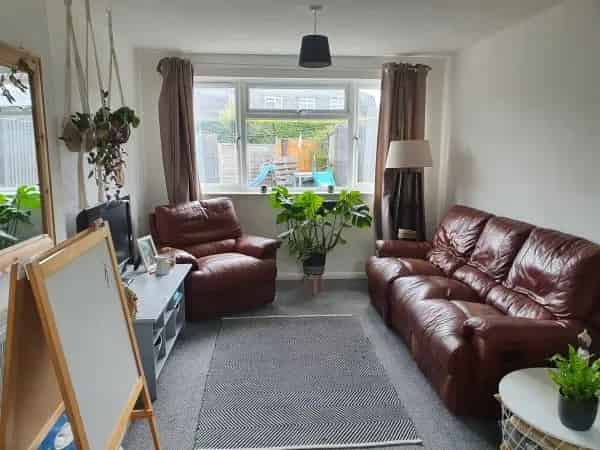 2 Bed House Near Shops Schools Parks