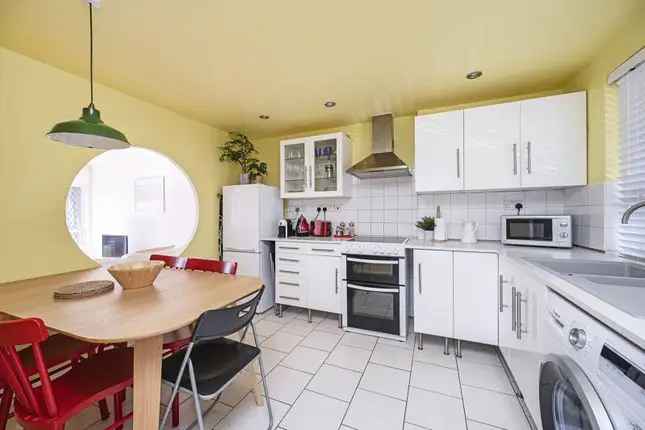 Maisonette to rent in Patriot Square, Bethnal Green, London E2