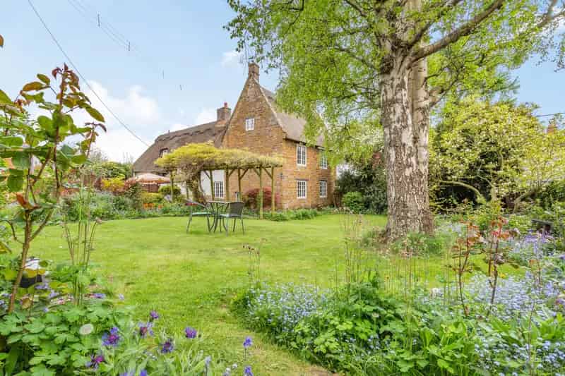 Grade II Listed Detached House with Annexe - 5 Bedrooms
