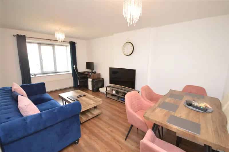 2 Bed Semi-Detached Bungalow Near M62 M1 Motorways