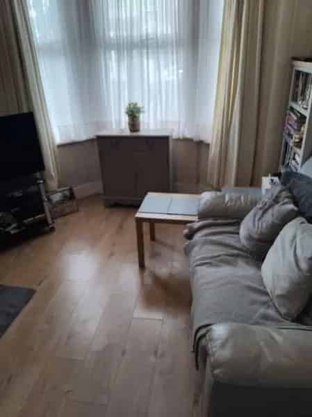 One Double Bedroom Victorian Flat Near Tube