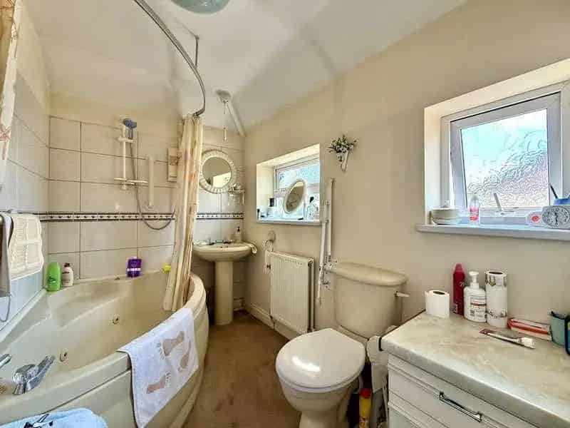 3 Bed Semi-Detached House For Sale No Chain