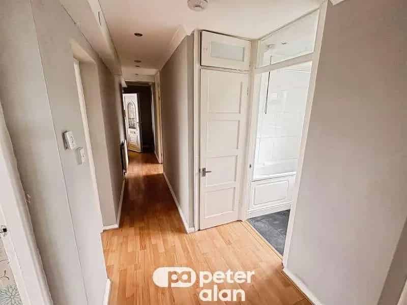 2 bed flat for sale