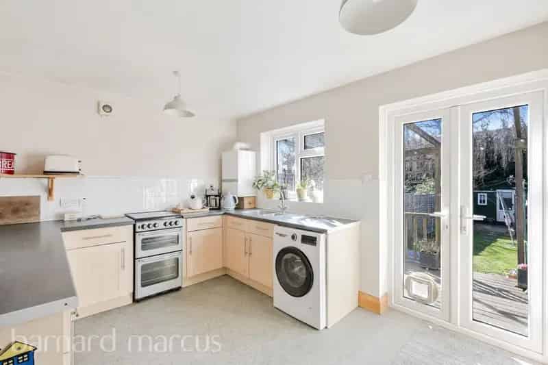 3 Bed House with Garden Room and Log Burner