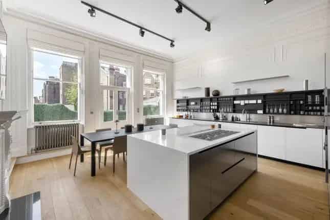 Stunning First Floor Maisonette Pont Street SW1X