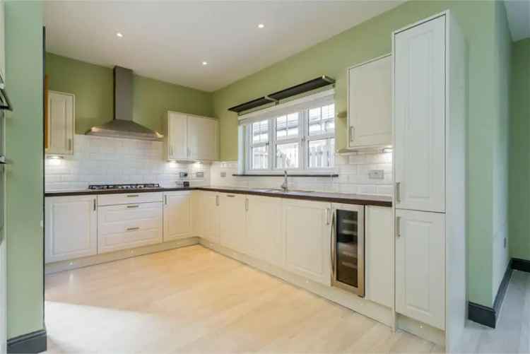 5 Bed House - Detached with 2 Reception Rooms