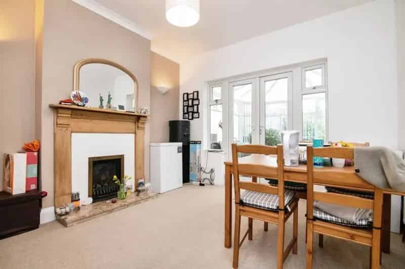 Three Bedroom Family Home Near Bus Links