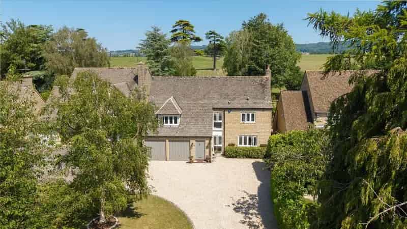 4 Bedroom Detached House for Sale in Cheltenham