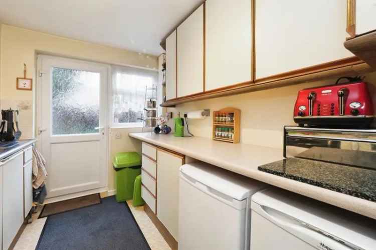 3 Bedroom Semi-Detached House with Garage and Garden