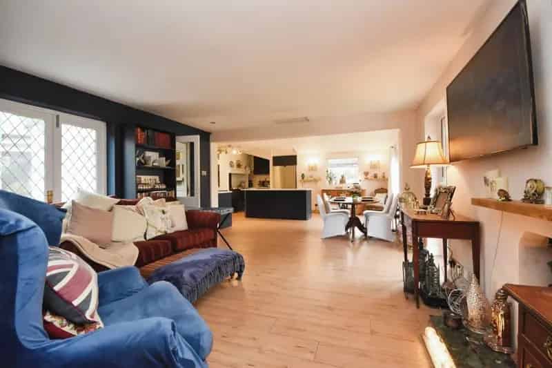 4 Double Bedroom Family Home Extended 1940s Property