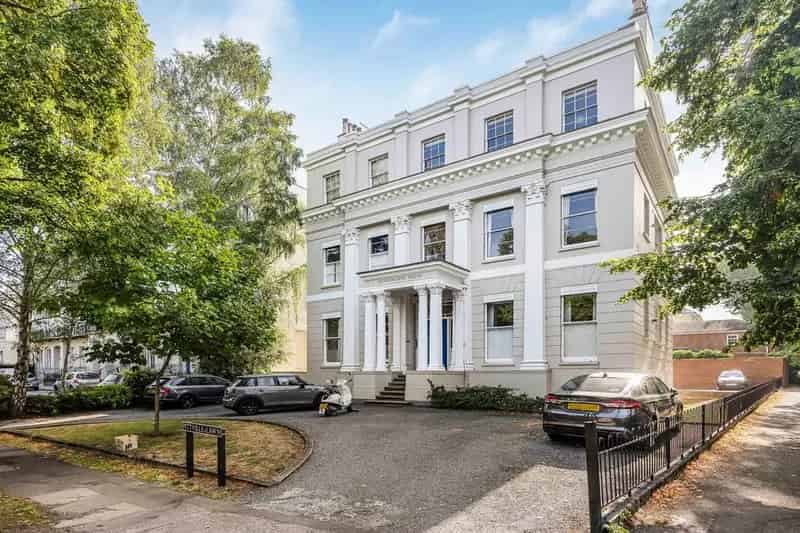2 Bedroom Flat for Sale Kenilworth House Pitville Lawn