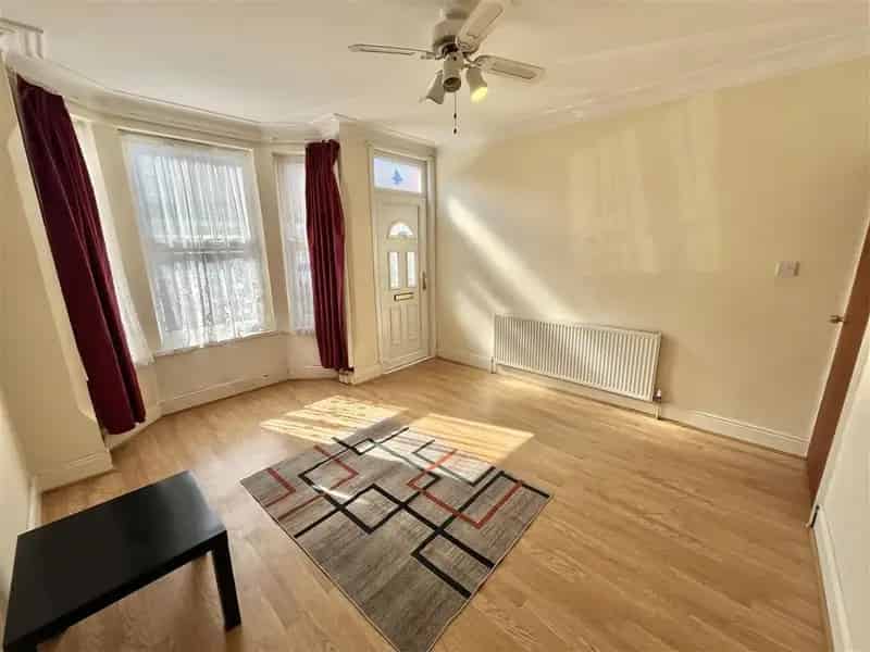 Two Bedroom Mid-Terraced House NG7 Zero Deposit Available