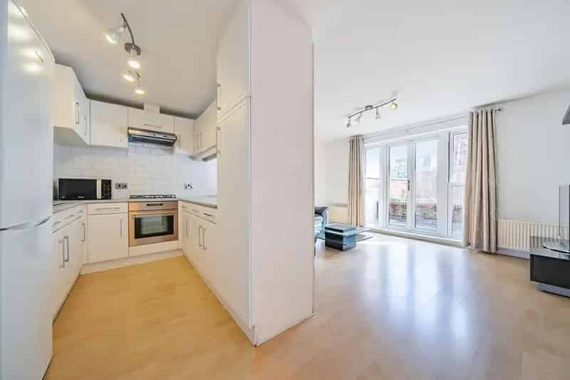 Kingston Upon Thames One Bedroom Flat with Parking and Private Space