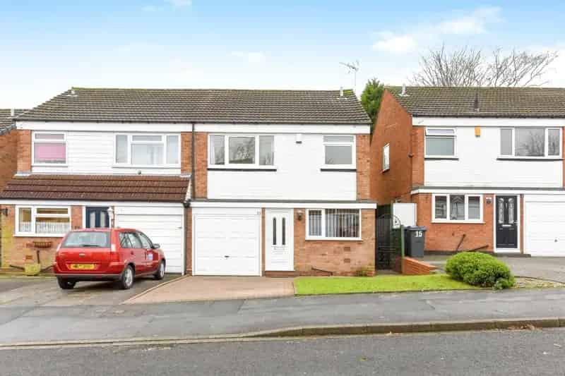 3 Bed Semi-Detached House Near Amenities and Transport Links