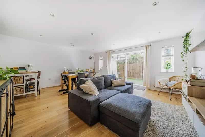 2 Bed Ground Floor Flat with Garden South Facing