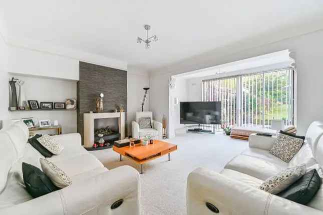 4 Bedroom Detached House for Sale in Sydenham Hill London