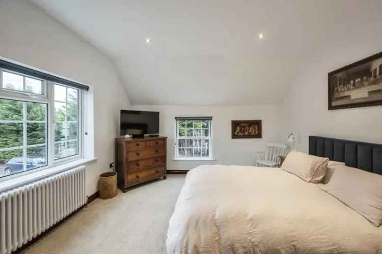 Detached Cottage in Bawtry 3 Double Bedrooms Off Street Parking