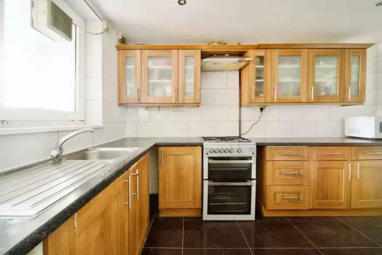 Three Bedroom Maisonette Near Mile End Station