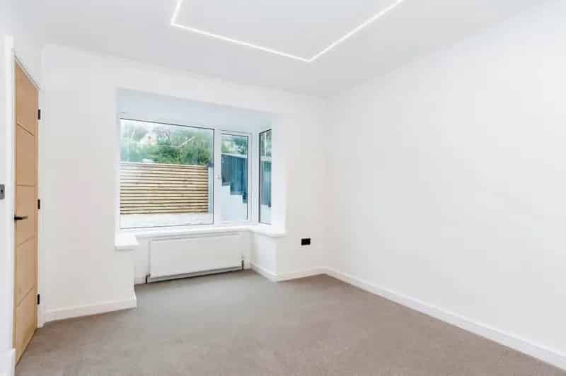 Five Bedroom House Renovation Huge Garage No Chain Vacant Possession
