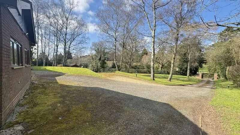 3 Bed House for Sale 2.5 Acres Detached Garage Tennis Court