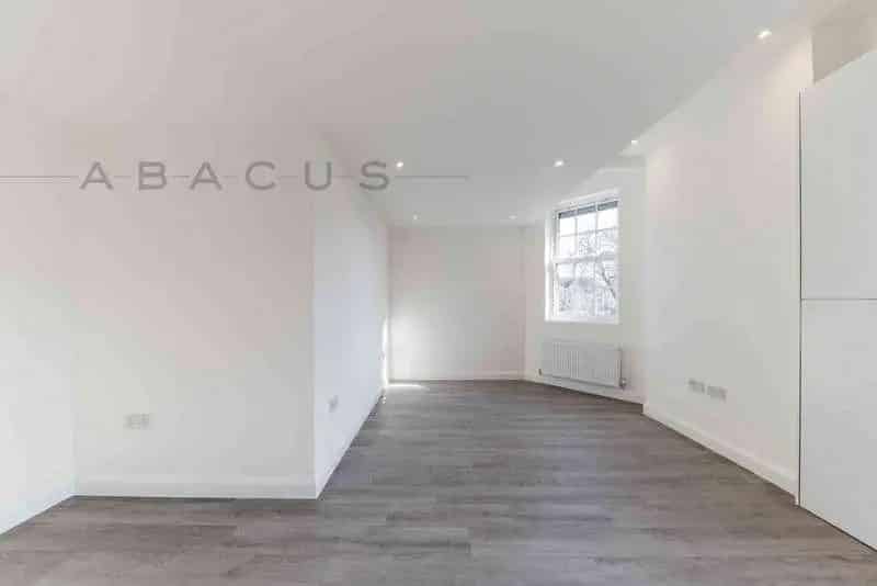 2 Bed Flat for Sale near Elstree Borehamwood Station