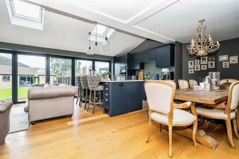 Beautiful Extended 3/4 Bedroom Family Home with Large Garden and Driveway Parking