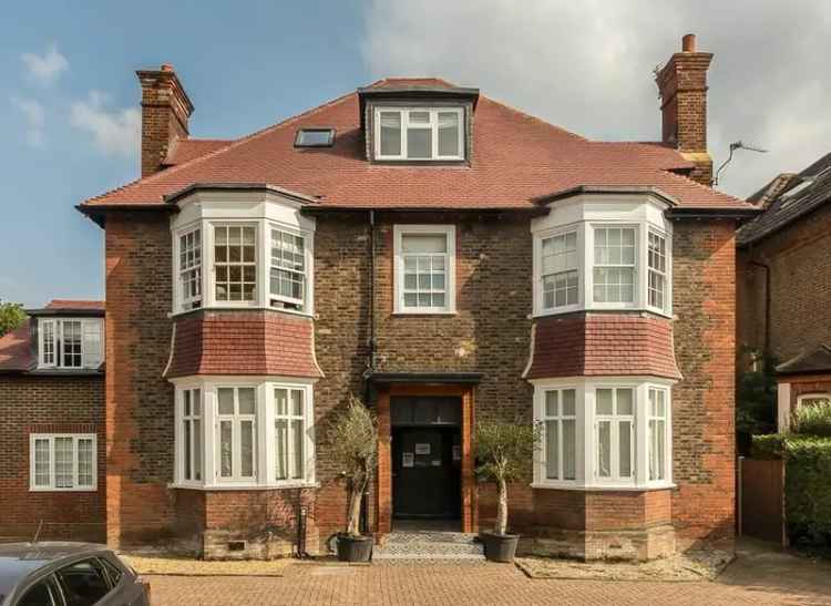 Spacious 2-Bedroom Flat in Furzedown Village with Private Garden