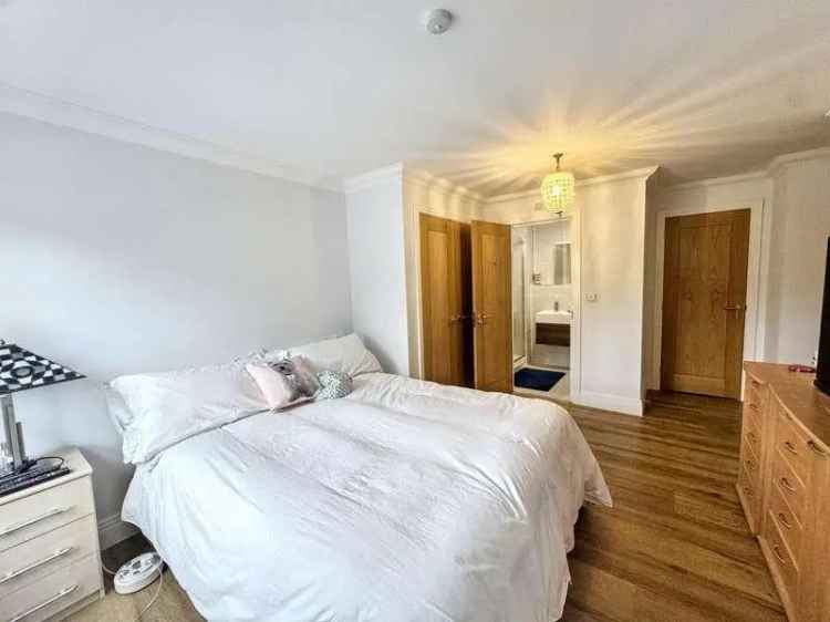 2 Bed Flat for Sale in Radlett Near Station