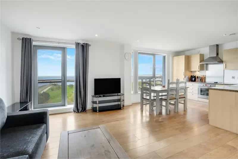 3 Bed Flat Sixth Floor with 1 Reception Room Stunning Firth of Forth Views