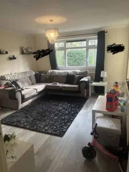 Ground Floor Flat with Balcony Garden Shed Near Schools Shops