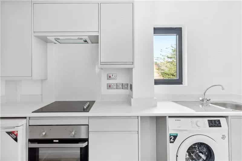 2 Bedroom Flat London Newly Refurbished Modern Kitchen Double Bedrooms