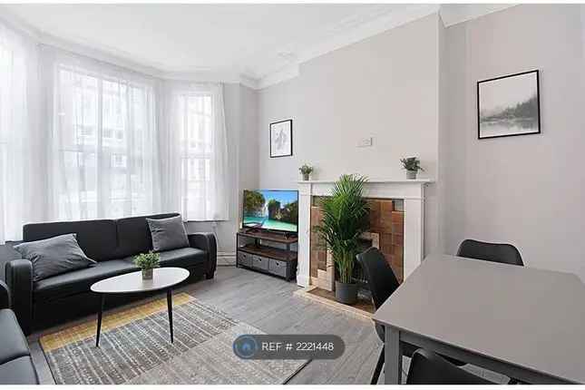 Terraced House to Rent Gayville Road London SW11