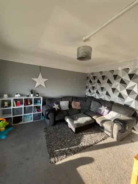 Spacious 2 Bed Ground Floor Flat with Large Garden and Parking