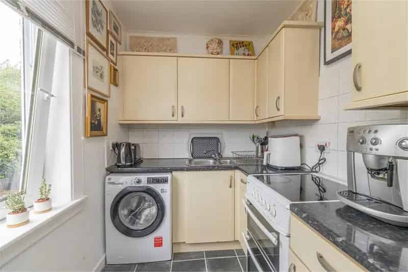 2 Bed Flat Upper Villa in Carrick Knowe