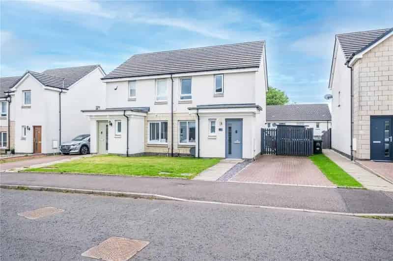 2 Bedroom Semi-Detached House For Sale