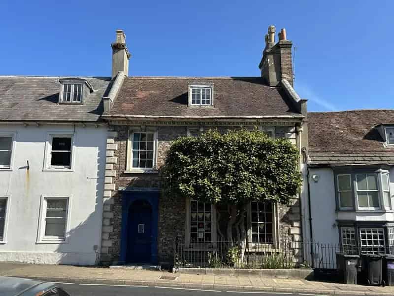 Grade II Listed Building with Parking Potential Residential Conversion