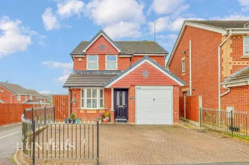 3 Bedroom Detached House For Sale in Hurstead