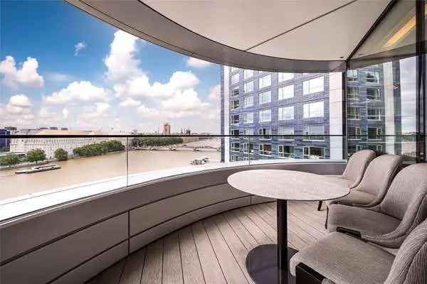 Luxury 3-Bed Apartment South Bank River Views Gym Pool Parking
