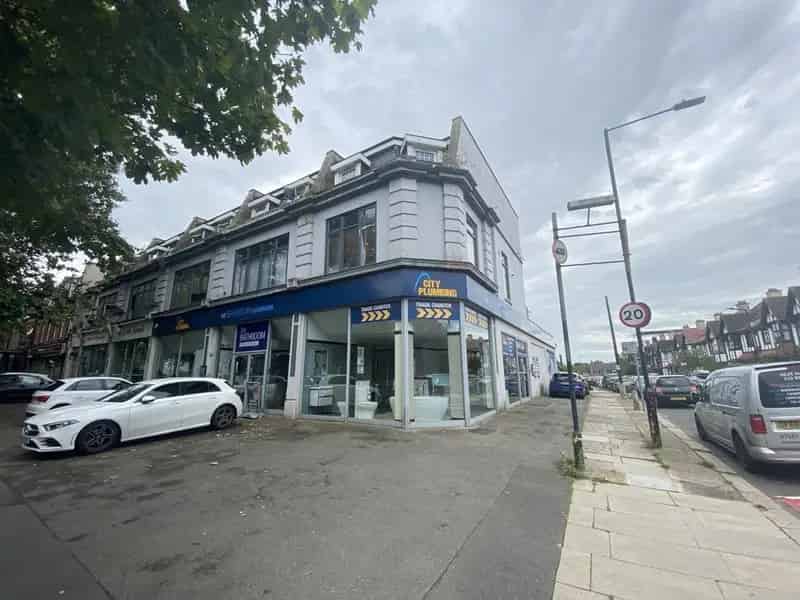 3361 sq ft Retail Space Showroom Trade Counter Prominent Unit