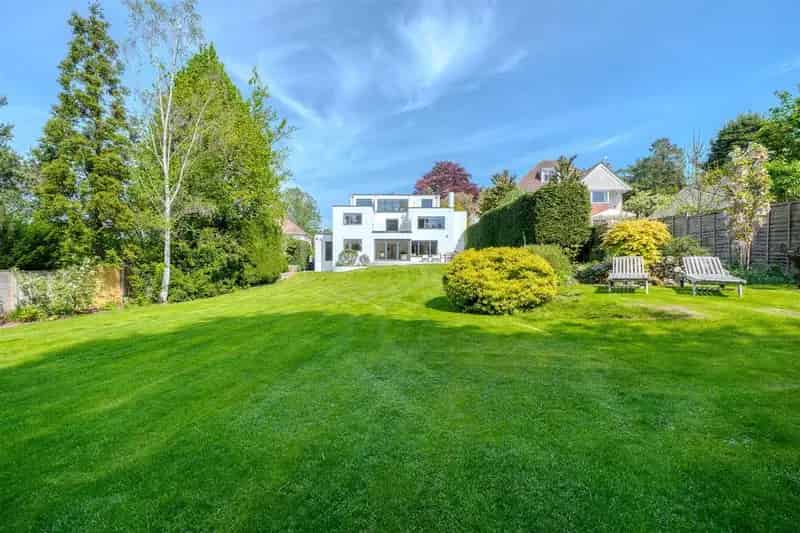 6 Bedroom Detached House for Sale