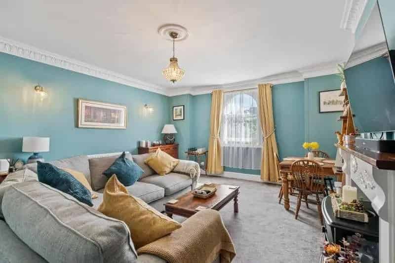 2 bed flat for sale