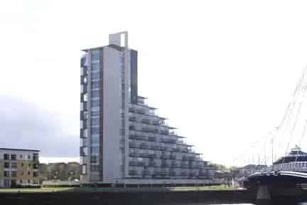 Luxury 2 Bedroom Riverside Apartment Stunning City Views